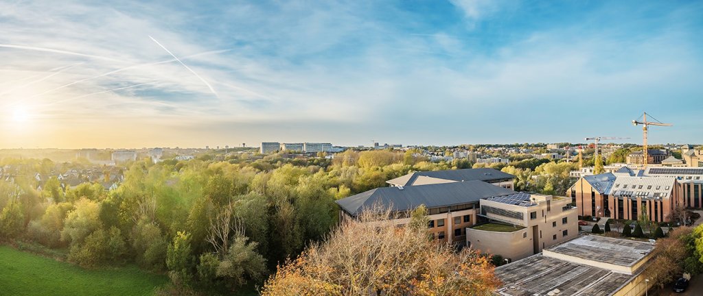 Vue panoramique du campus UcLouvain depuis le BLSI, avec ses b&acirc;timents et ses espaces verts