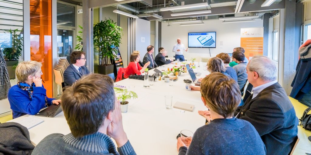 Des entrepreneurs &eacute;changent entre pairs autour d&rsquo;une table dans la salle de conf&eacute;rence du BLSI