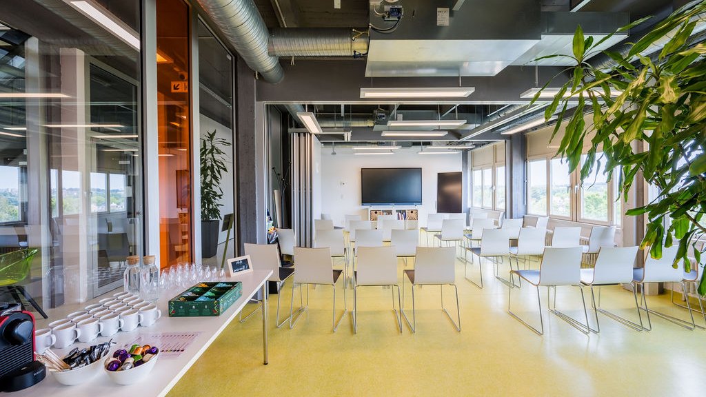 Salle de conf&eacute;rence du BLSI en configuration th&eacute;&acirc;tre, pouvant accueillir jusqu&rsquo;&agrave; 35 personnes, avec un &eacute;cran interactif de 86 pouces, un tableau interactif num&eacute;rique de 55 pouces et un espace catering &agrave; l&rsquo;arri&egrave;re de la salle