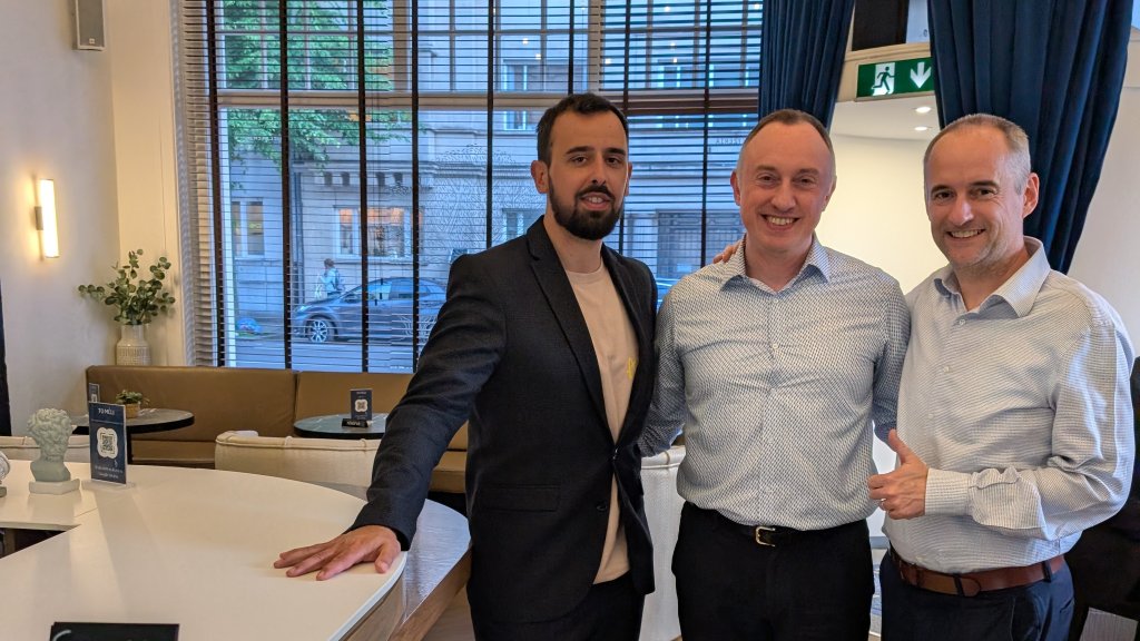 Christos Mansinakis, Gianluigi Arialdi et Damien Gruson lors de l&rsquo;atelier Z&eacute;ro du projet Only Positive Vibes &agrave; Bruxelles.