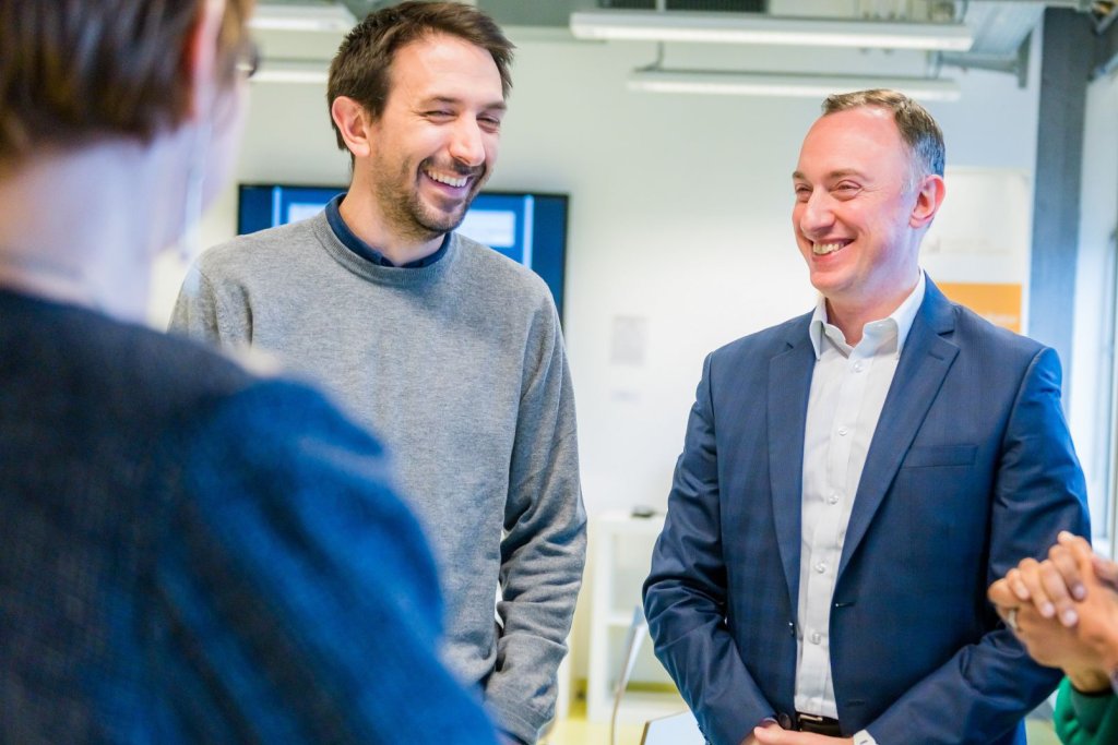 Le CEO du BLSI &eacute;change dans la salle de conf&eacute;rence avec des entrepreneurs dans une ambiance conviviale
