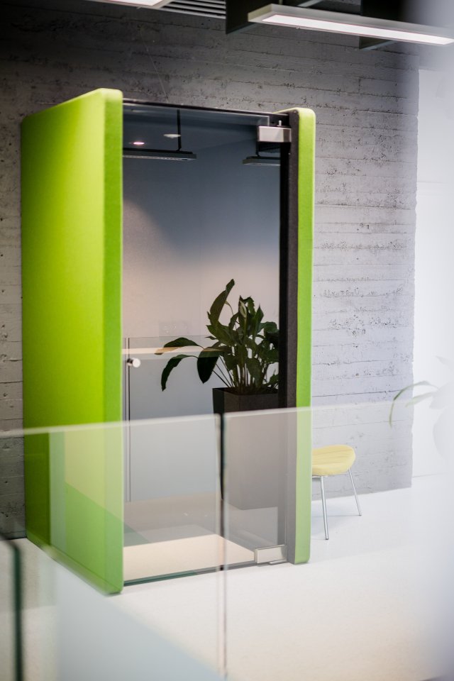 Cabine acoustique individuelle mise &agrave; disposition dans les espaces du BLSI