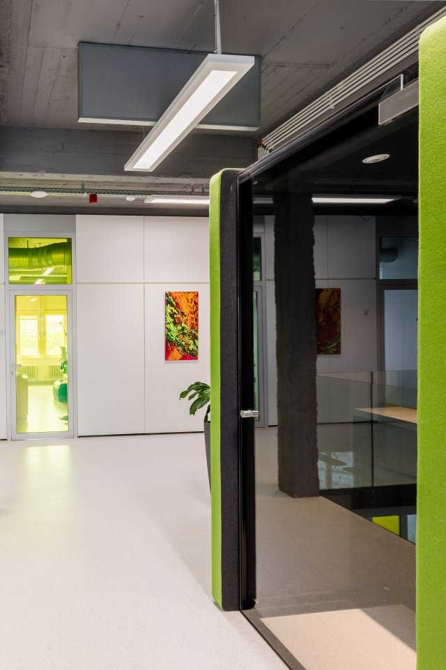 Cabine acoustique individuelle install&eacute;e dans le couloir du dernier &eacute;tage du BLSI