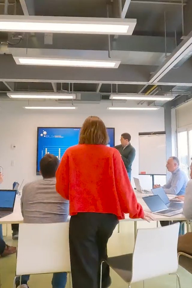 Des entrepreneurs &eacute;changent entre pairs autour d&rsquo;une table dans la salle de conf&eacute;rence du BLSI