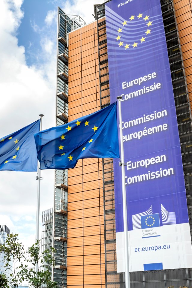 Drapeaux de l&rsquo;Union europ&eacute;enne devant le si&egrave;ge de la Commission europ&eacute;enne &agrave; Bruxelles