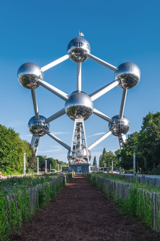 Vue de l&rsquo;Atomium &agrave; Bruxelles, entour&eacute; de verdure sous un ciel bleu - Credits : Richier Chan stock.adobe.com
