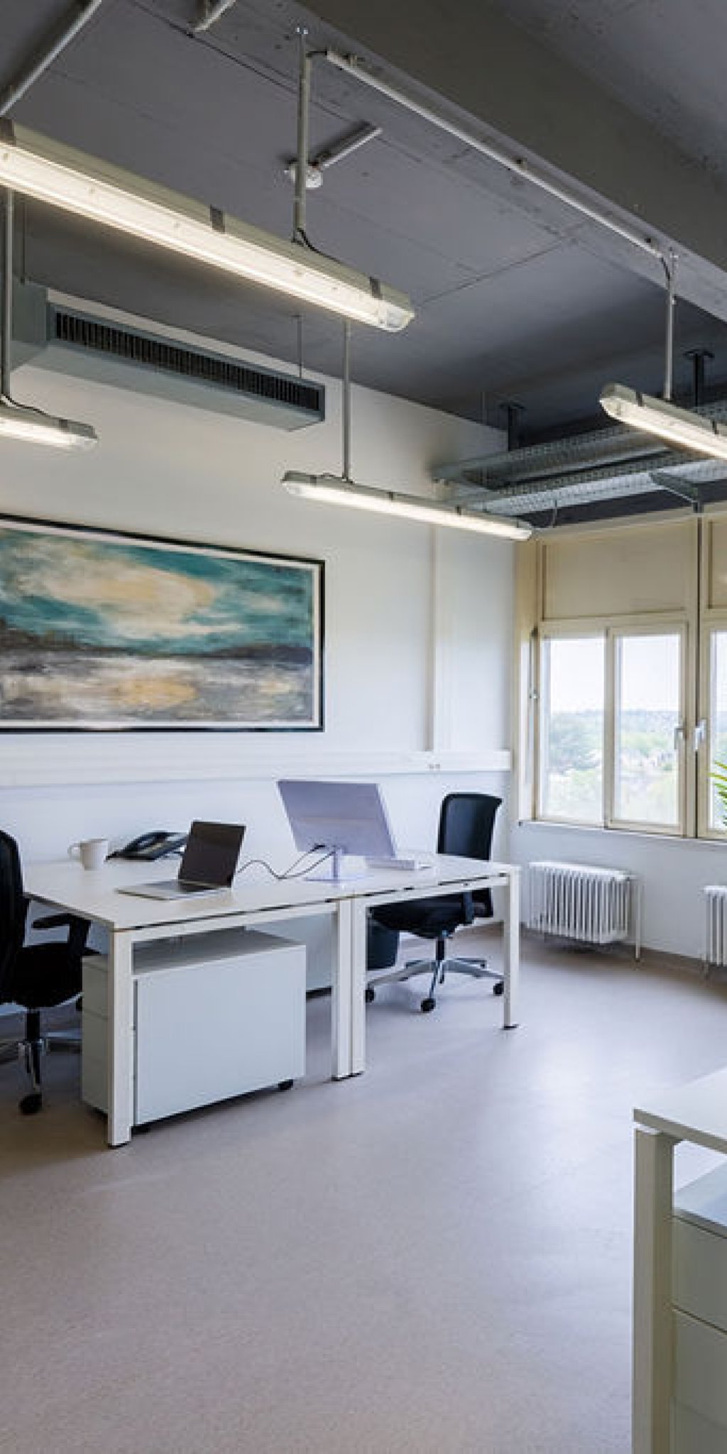 Bureau privatif de 28 m&sup2; au BLSI &agrave; Bruxelles, am&eacute;nag&eacute; avec quatre postes de travail