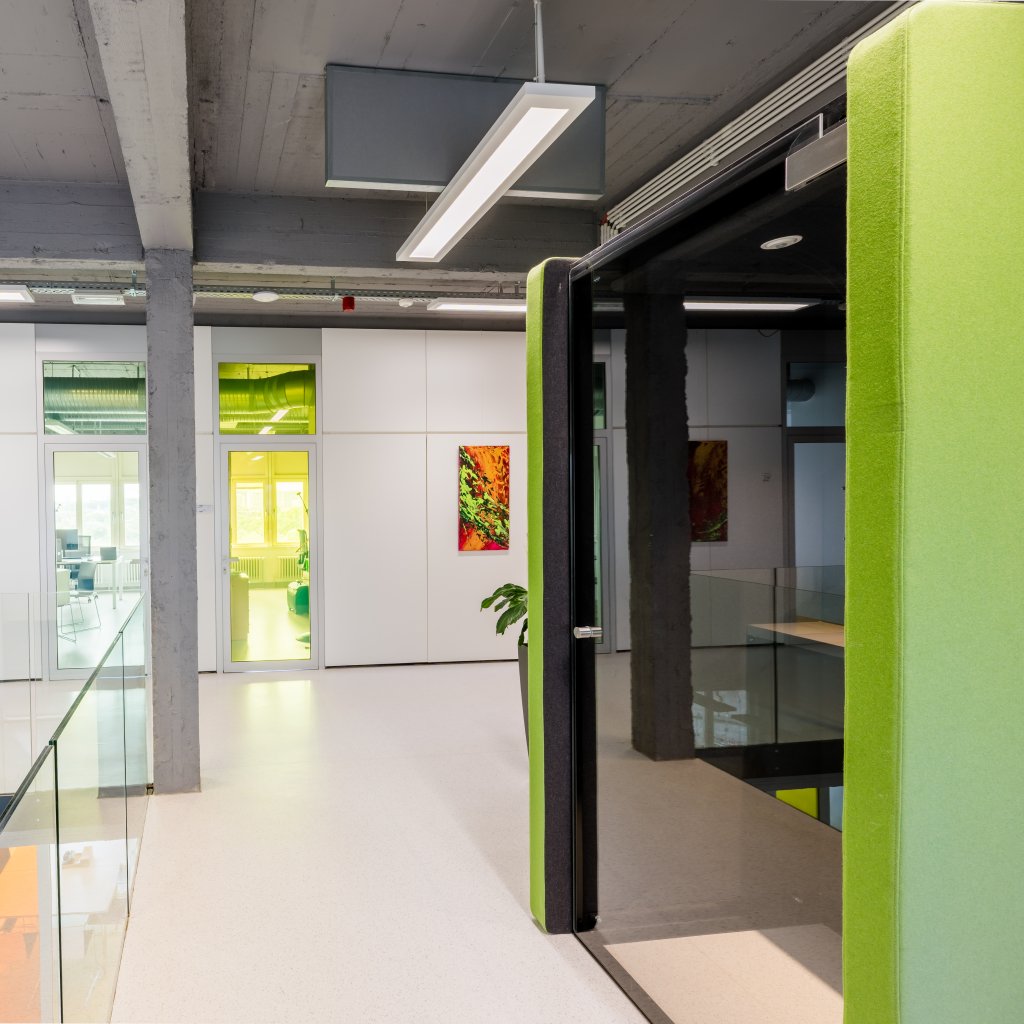 Cabine acoustique individuelle install&eacute;e dans le couloir du dernier &eacute;tage du BLSI